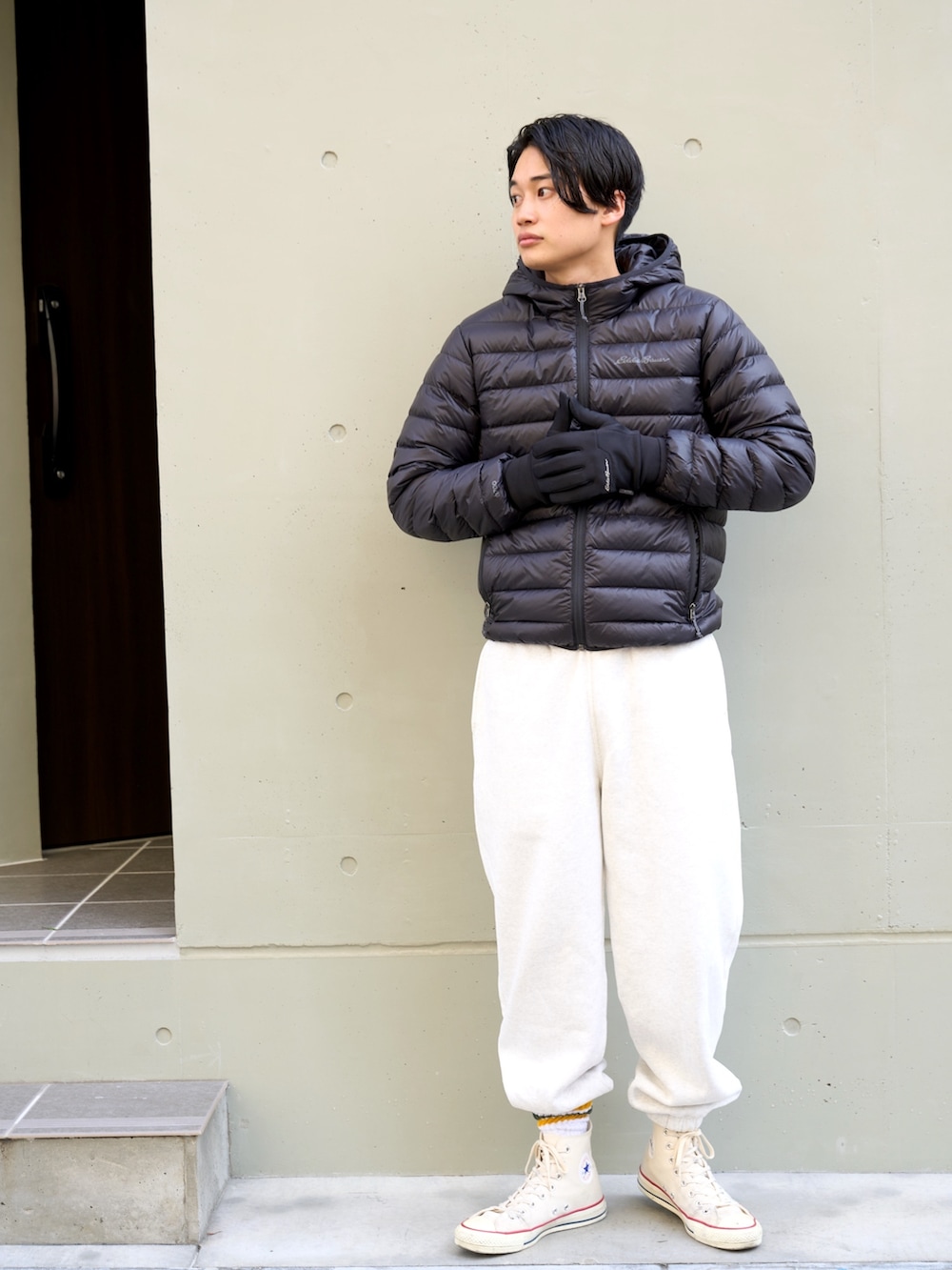 「eddiebauer、Eddie Bauer、エディーバウアー、ダウンパーカー、ダウンジャケット、ライトダウン、手袋、秋冬コーデ、メンズファッション、シンプルスタイル、モノトーン、冬コーデ、アウター」｜「Eddie Bauerのストレッチ グローブ（手袋、ブラック系）」を使った、eddiebauerofficialさん（メンズ・171cm）の冬コーディネートの2枚目の写真