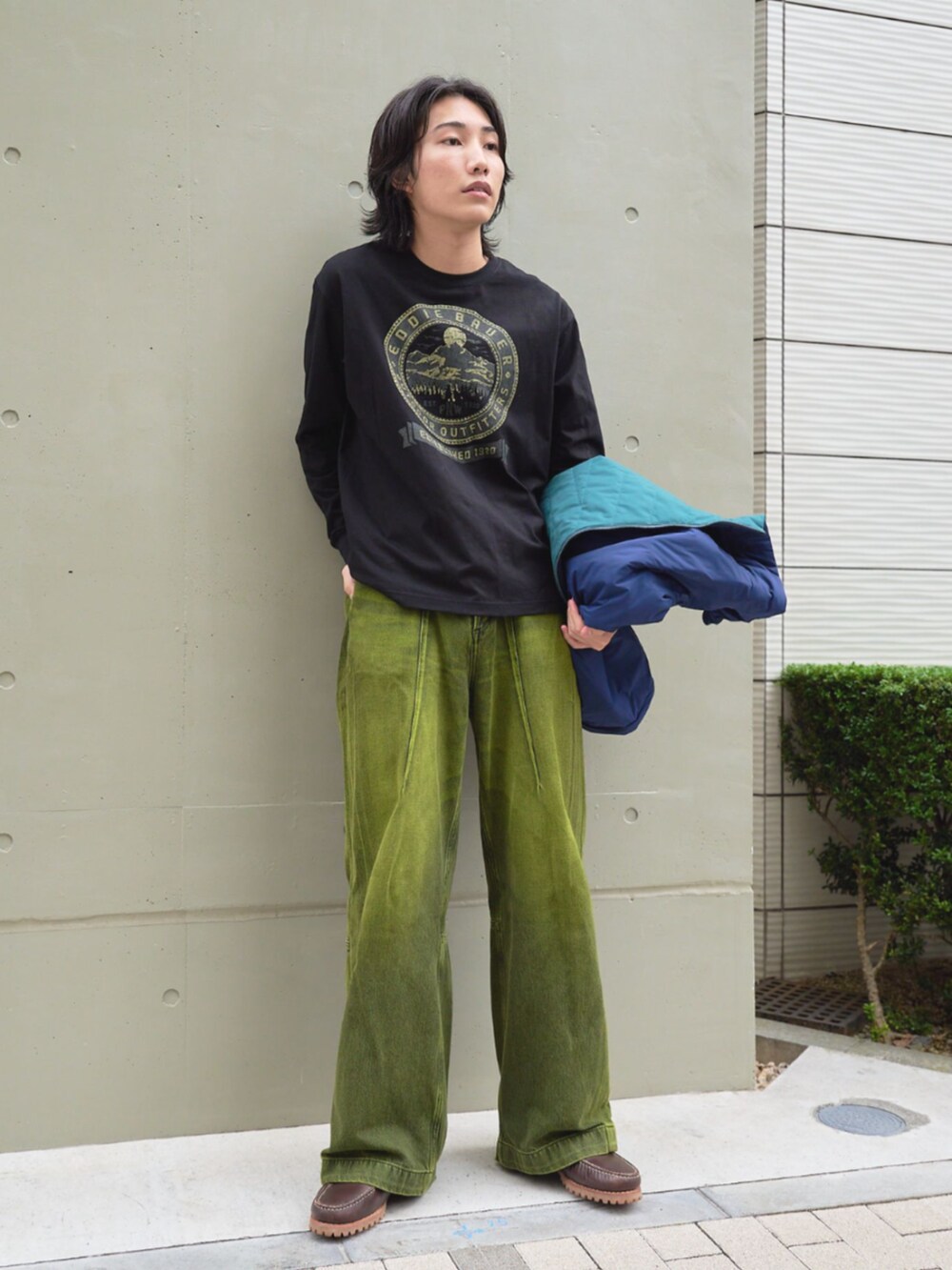 「冬コーデ、休日スタイル、アメカジコーデ、カジュアル、アウトドアスタイル、Eddie Bauer、eddiebauer、エディーバウアー」|「Eddie Bauerのグラフィック 長袖 Tシャツ(Tシャツ/カットソー、ブラック系)」を使った、eddiebauerofficialさん(メンズ・182cm)の冬コーディネートの2枚目の写真