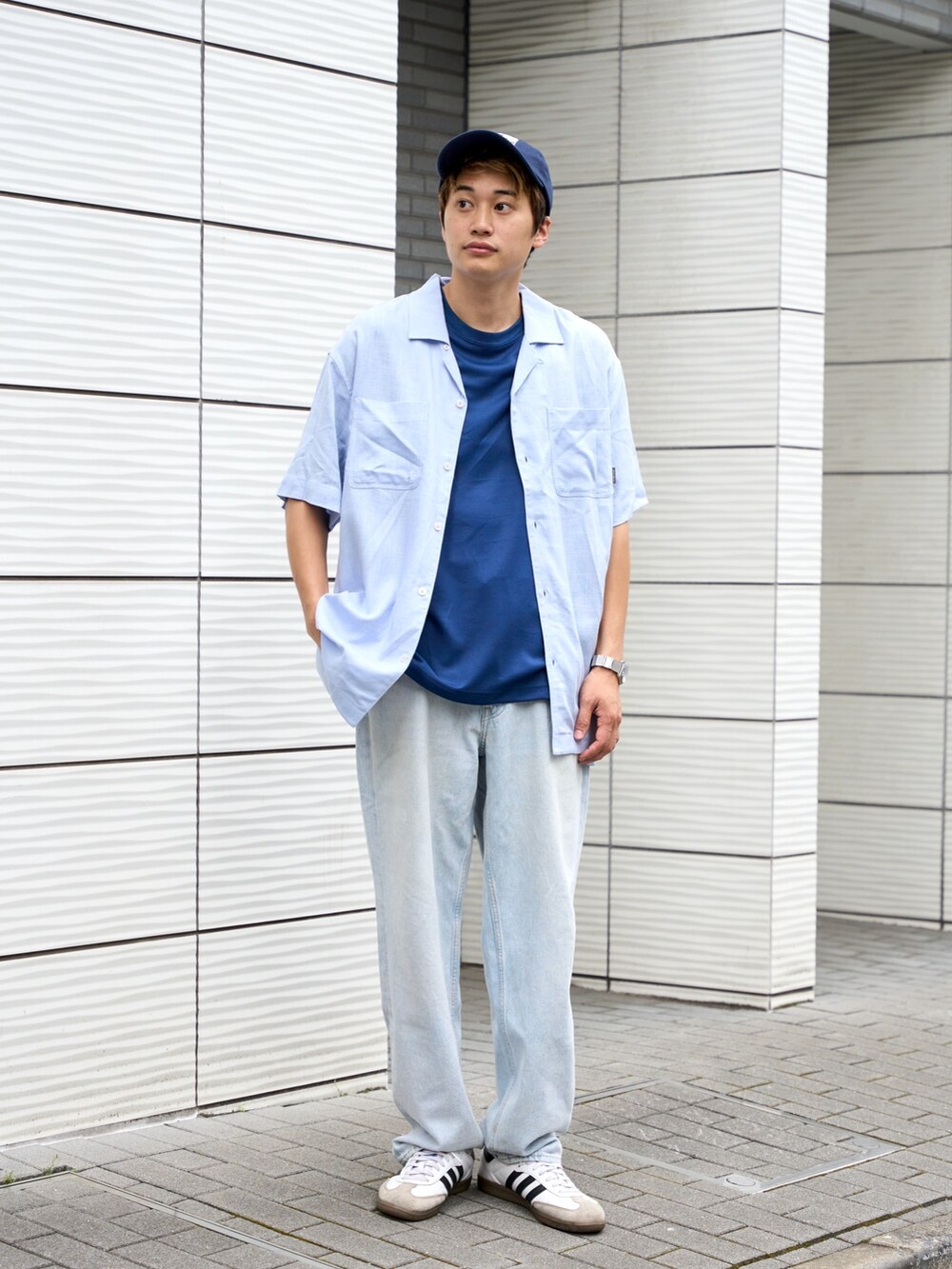 「レイヤードスタイル、夏コーデ、キャップ、デニム、ブルーコーデ、青、Eddie Bauer、eddiebauer、エディーバウアー」｜「Eddie Bauerのリネン混 半袖 キャンプシャツ（シャツ/ブラウス、ブルー系）」を使った、eddiebauerofficialさん（メンズ・171cm）の夏コーディネートの3枚目の写真