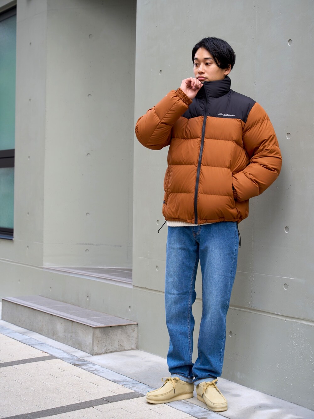 「eddiebauer、Eddie Bauer、エディーバウアー、ダウンジャケット、秋冬コーデ、メンズファッション、大人コーデ、大人カジュアル、アウター、冬コーデ、冬アウター、タウンユース」｜「Eddie Bauerのベーシック ダウンジャケット（ダウンジャケット/コート、ブラウン系）」を使った、eddiebauerofficialさん（メンズ・171cm）の冬コーディネートの3枚目の写真