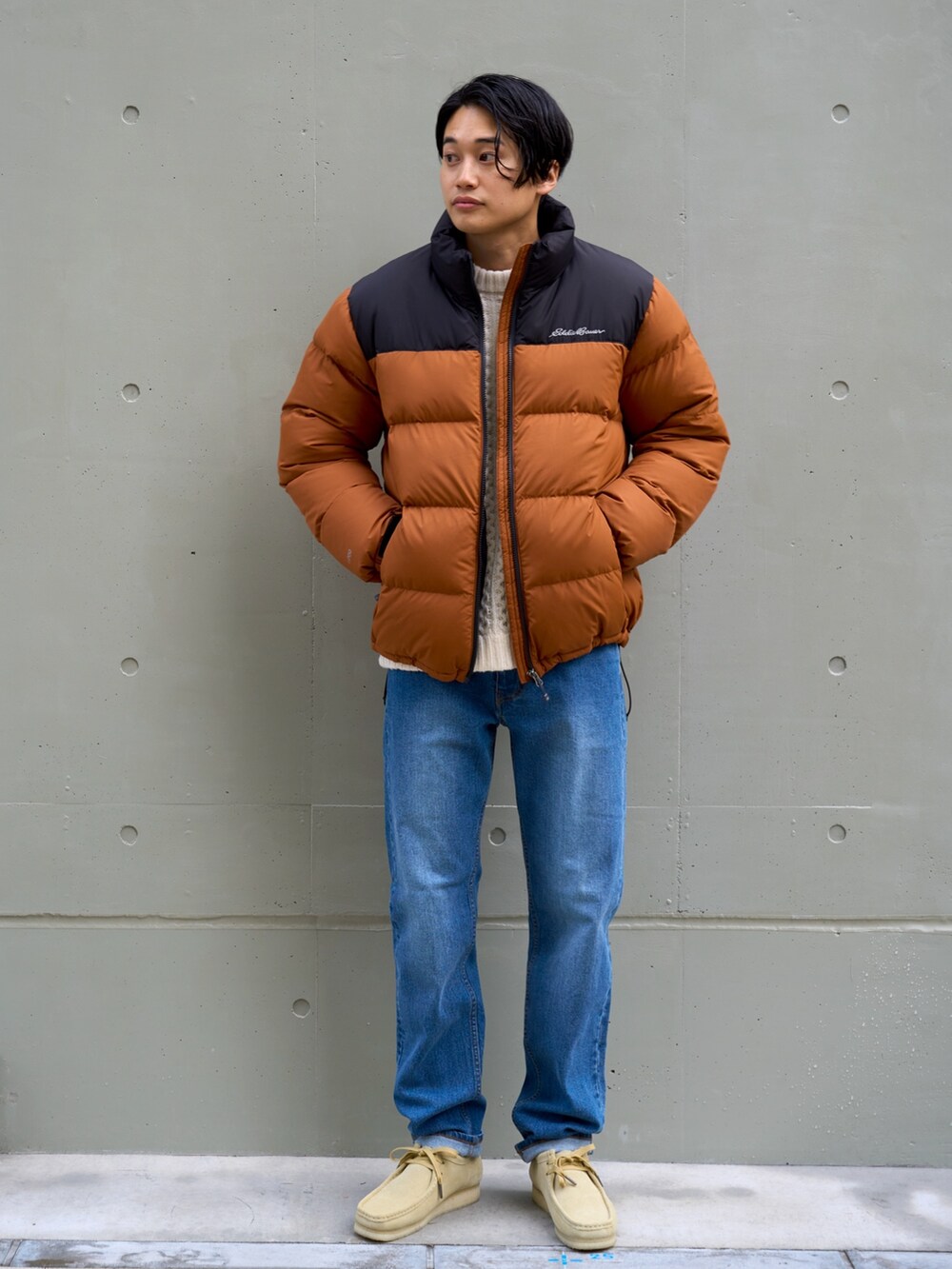 「eddiebauer、Eddie Bauer、エディーバウアー、ダウンジャケット、秋冬コーデ、メンズファッション、大人コーデ、大人カジュアル、アウター、冬コーデ、冬アウター、タウンユース」｜「Eddie Bauerのベーシック ダウンジャケット（ダウンジャケット/コート、ブラウン系）」を使った、eddiebauerofficialさん（メンズ・171cm）の冬コーディネートの4枚目の写真