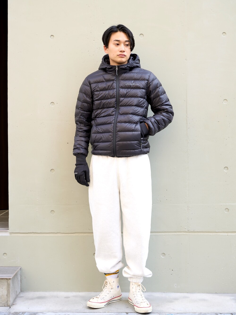 「eddiebauer、Eddie Bauer、エディーバウアー、ダウンパーカー、ダウンジャケット、ライトダウン、手袋、秋冬コーデ、メンズファッション、シンプルスタイル、モノトーン、冬コーデ、アウター」｜「Eddie Bauerのストレッチ グローブ（手袋、ブラック系）」を使った、eddiebauerofficialさん（メンズ・171cm）の冬コーディネートの3枚目の写真