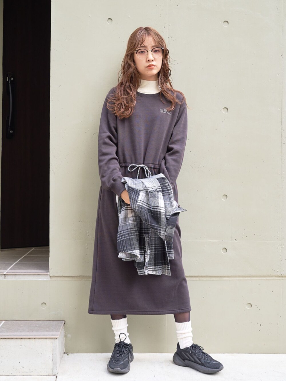 「冬コーデ、大人女子、ゆるコーデ、ママファッション、リラックススタイル、ワンピース、スウェットワンピース、チェックシャツ、Eddie Bauer、eddiebauer、エディーバウアー」｜「Eddie Bauerのシュリアル モックネック（ニット/セーター、ホワイト系）」を使った、eddiebauerofficialさん（レディース・164cm）の冬コーディネートの2枚目の写真