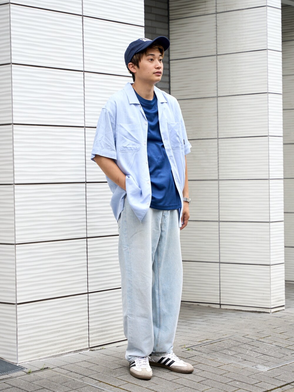 「レイヤードスタイル、夏コーデ、キャップ、デニム、ブルーコーデ、青、Eddie Bauer、eddiebauer、エディーバウアー」｜「Eddie Bauerのリネン混 半袖 キャンプシャツ（シャツ/ブラウス、ブルー系）」を使った、eddiebauerofficialさん（メンズ・171cm）の夏コーディネートの2枚目の写真