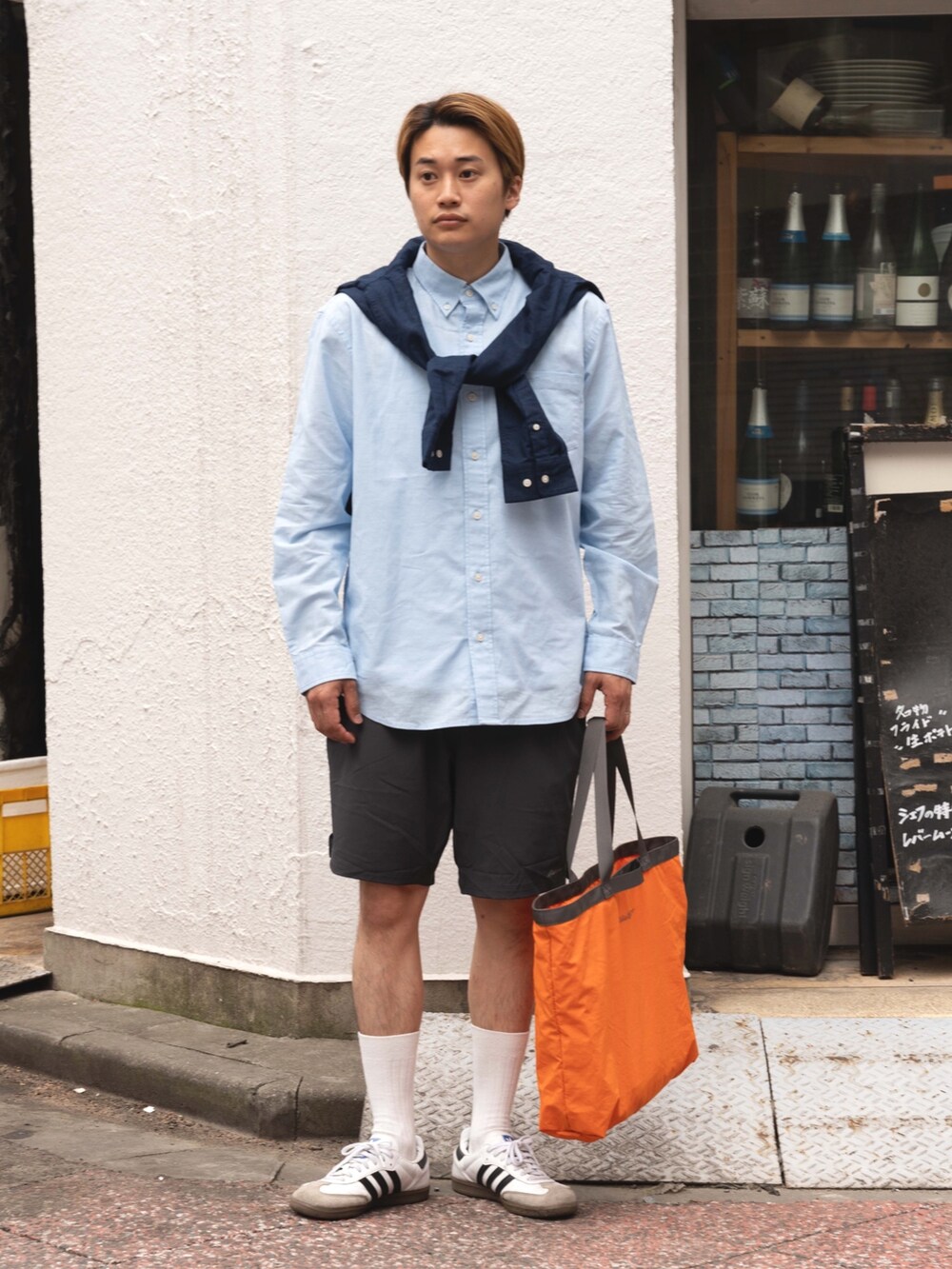 「休日スタイル、シャツスタイル、トートバッグ、春夏コーデ、ブルーコーデ、シャツコーデ、Eddie Bauer、eddiebauer、エディーバウアー」｜「Eddie Bauerの綿麻 長袖 シャツ（シャツ/ブラウス、ブルー系）」を使った、eddiebauerofficialさん（メンズ・171cm）の春コーディネートの3枚目の写真