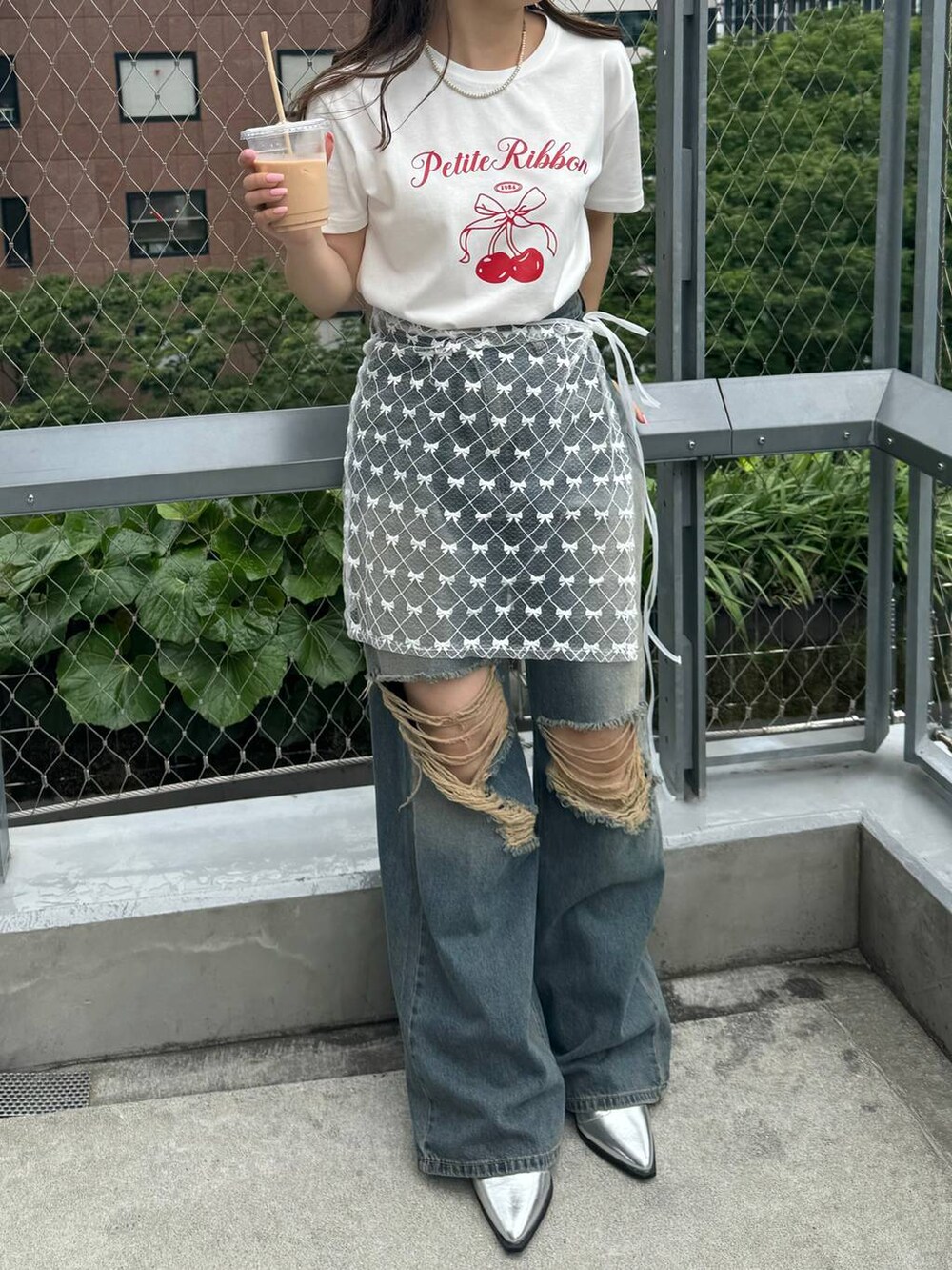 「FOREVER 21、低身長、女子ウケ、フェミニン、カジュアル、着痩せ・細見え」｜「FOREVER 21の【2024SS】ダメージ加工デニム（デニムパンツ、ブルー系）」を使った、tomoka さん（レディース・153cm）の春コーディネートの2枚目の写真