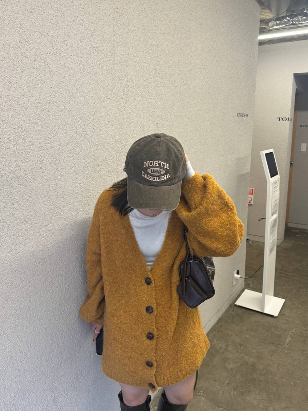 「低身長、女子ウケ、フェミニン、カジュアル、着痩せ・細見え、FOREVER 21」｜「FOREVER 21の【2024FW】ミックスカラーブークレカーディガン（カーディガン/ボレロ、イエロー系）」を使った、tomoka さん（レディース・153cm）の秋コーディネートの2枚目の写真