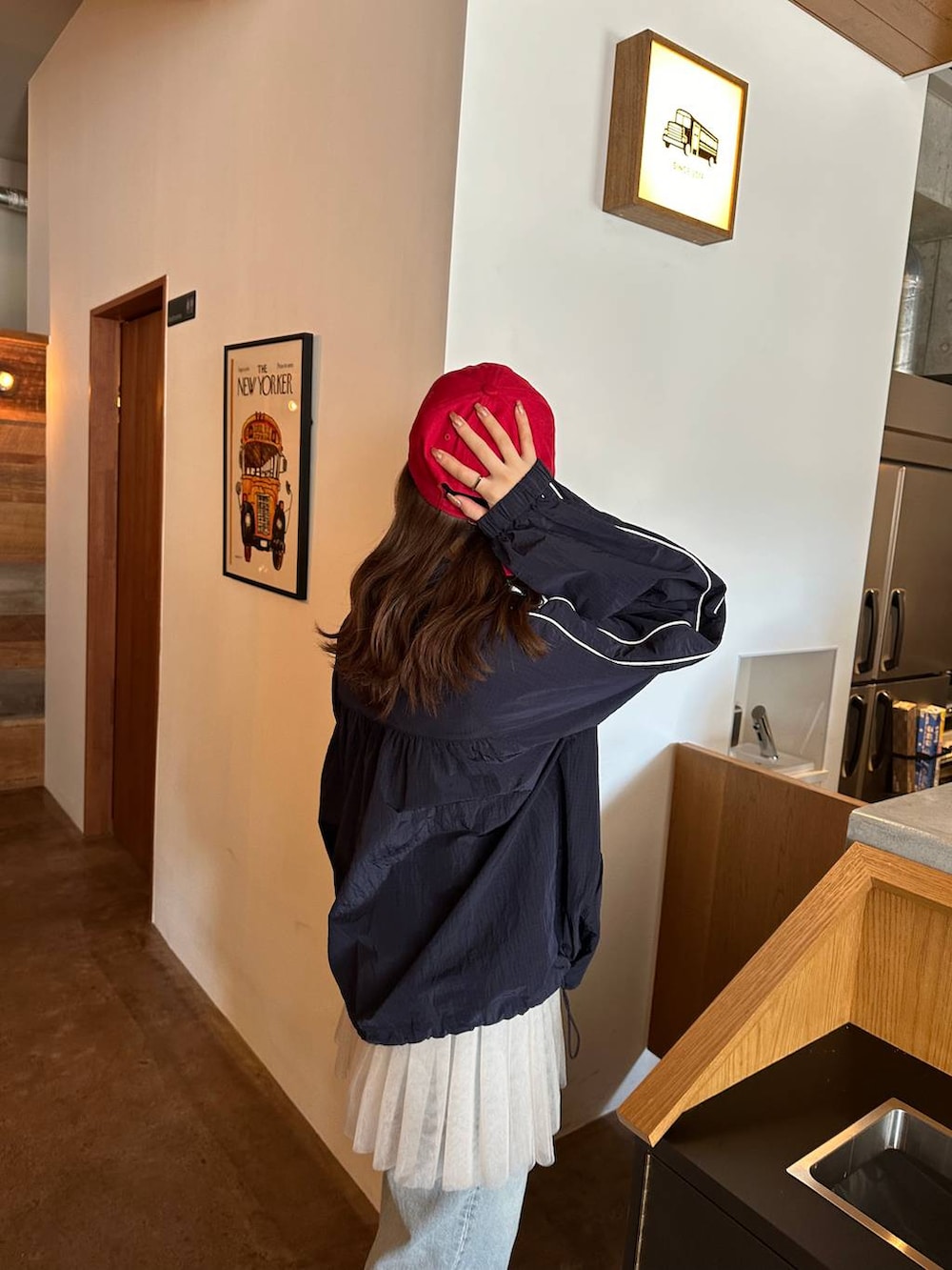 ブルー系のブルゾン、ブルー系のデニムパンツを着用したレディースの春コーディネートの2枚目の写真