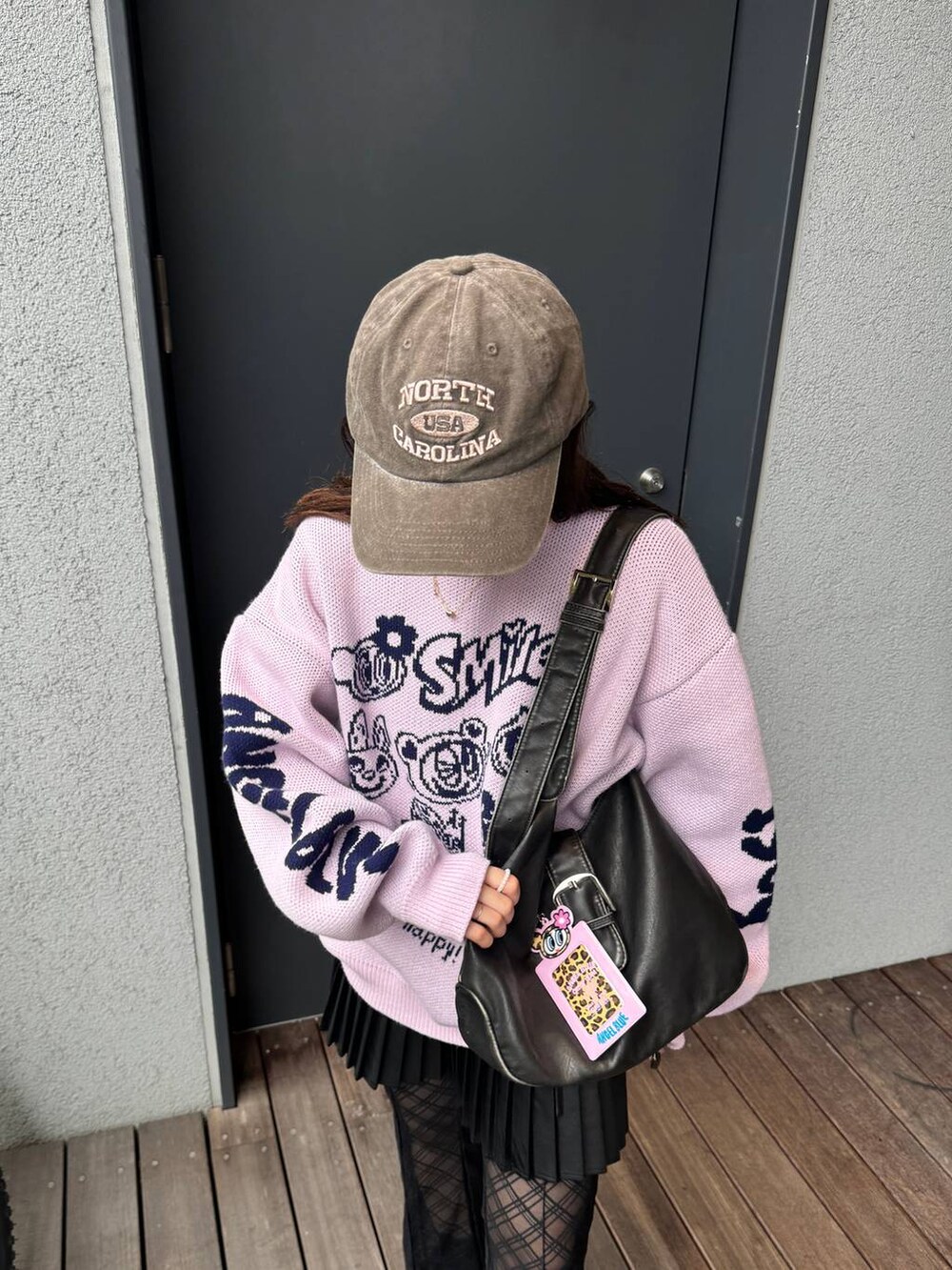 「低身長、女子ウケ、フェミニン、カジュアル、着痩せ・細見え、FOREVER 21」｜「FOREVER 21の【2024SS】ヴィンテージ風ロゴキャップ（キャップ、ブラウン系）」を使った、tomoka さん（レディース・153cm）の秋コーディネートの2枚目の写真