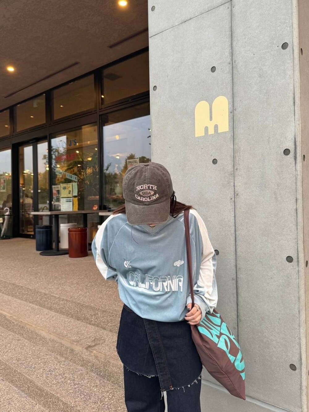 「低身長、女子ウケ、フェミニン、カジュアル、着痩せ・細見え、FOREVER 21」｜「FOREVER 21の【2024FW】ベロアゲームシャツ（Tシャツ/カットソー、ブルー系）」を使った、tomoka さん（レディース・153cm）の秋コーディネートの2枚目の写真