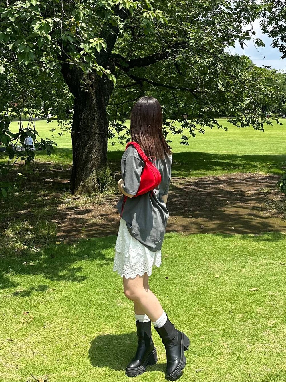 「低身長、女子ウケ、フェミニン、カジュアル、着痩せ・細見え、FOREVER 21」｜「FOREVER 21の【2024SS】ピグメントアソートグラフィックTシャツ（Tシャツ/カットソー、グレー系）」を使った、tomoka さん（レディース・153cm）の夏コーディネートの2枚目の写真