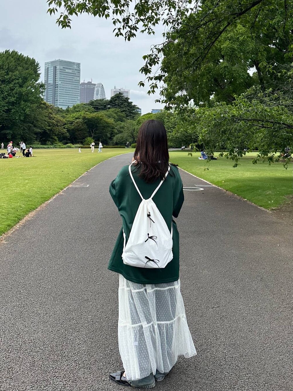 「低身長、女子ウケ、フェミニン、カジュアル、着痩せ・細見え、FOREVER 21」｜「FOREVER 21の【2024SS】ナンバーロゴTシャツ（Tシャツ/カットソー、グリーン系）」を使った、tomoka さん（レディース・153cm）の春コーディネートの3枚目の写真