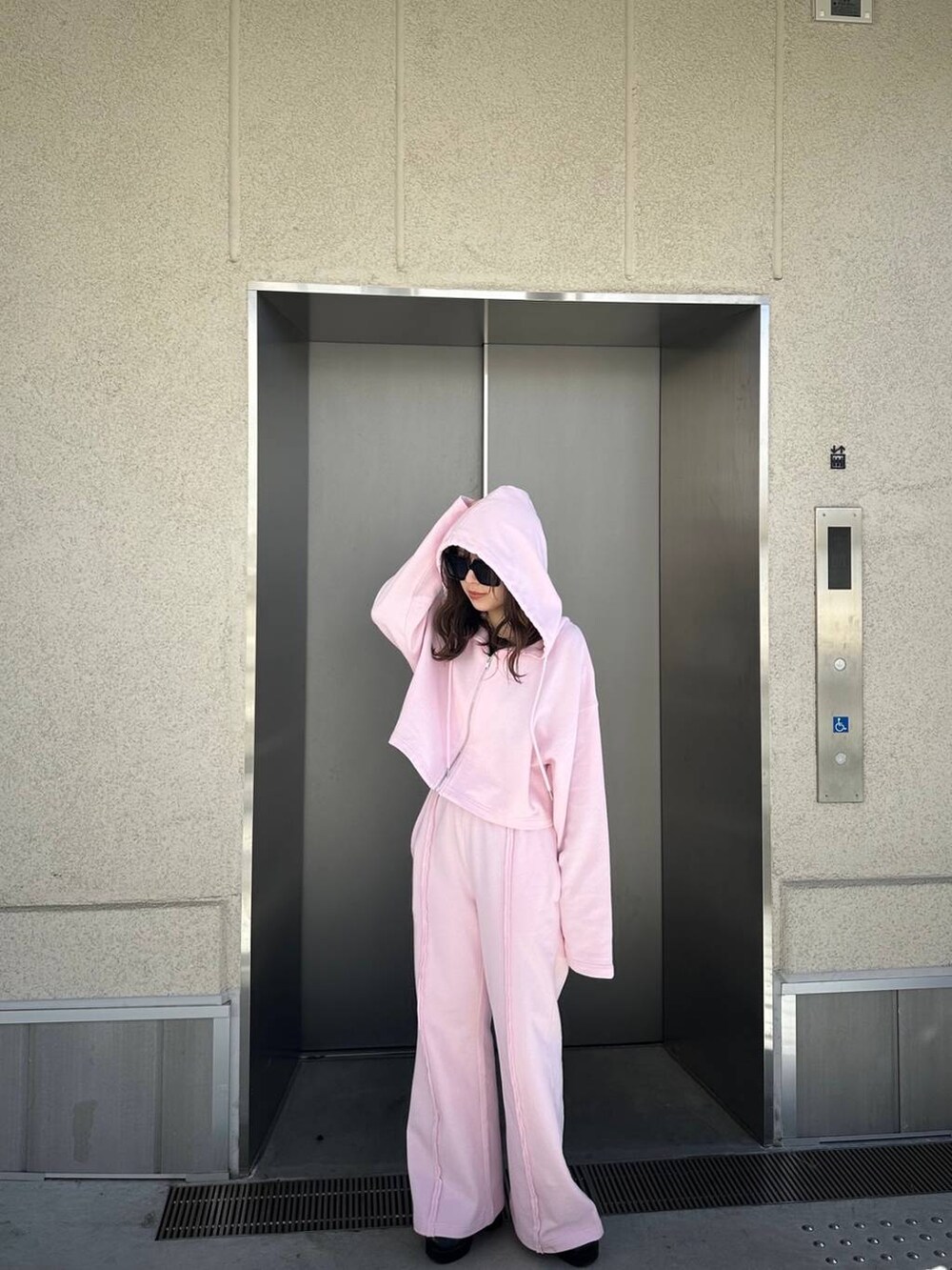 「低身長、女子ウケ、フェミニン、カジュアル、着痩せ・細見え、FOREVER 21」｜「FOREVER 21の【2024SS】ワイドスウェットパンツ（スウェットパンツ、ピンク系）」を使った、tomoka さん（レディース・153cm）の春コーディネートの2枚目の写真