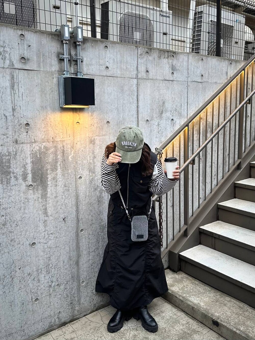 ホワイト系のTシャツ/カットソー、ブラック系のスカート、ブラック系のブルゾンを着用したレディースの春コーディネートの2枚目の写真