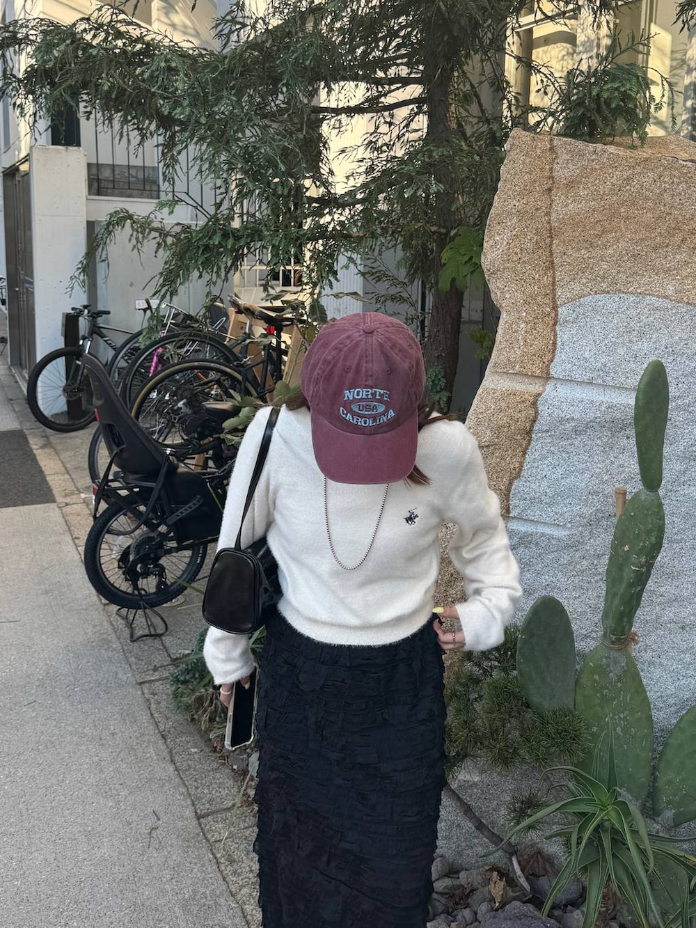 「着痩せ・細見え、低身長、女子ウケ、フェミニン、カジュアル、FOREVER 21」｜「FOREVER 21の【2024SS】ヴィンテージ風ロゴキャップ（キャップ、レッド系）」を使った、tomoka さん（レディース・153cm）の秋コーディネートの2枚目の写真
