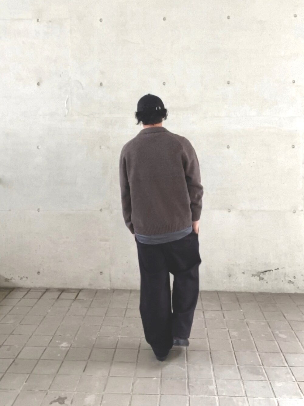 グレー系のTシャツ/カットソー、ブラウン系のその他アウター、ブラック系のスウェットパンツを着用したメンズの冬コーディネートの4枚目の写真