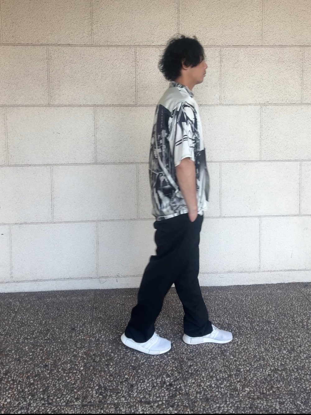 ホワイト系のシャツ/ブラウス、ブラック系のスラックス、ホワイト系のスニーカーを着用したメンズの夏コーディネートの3枚目の写真