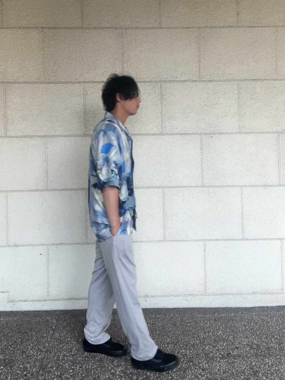 ブルー系のシャツ/ブラウス、グレー系のその他パンツ、ブラック系のスニーカーを着用したメンズの夏コーディネートの2枚目の写真