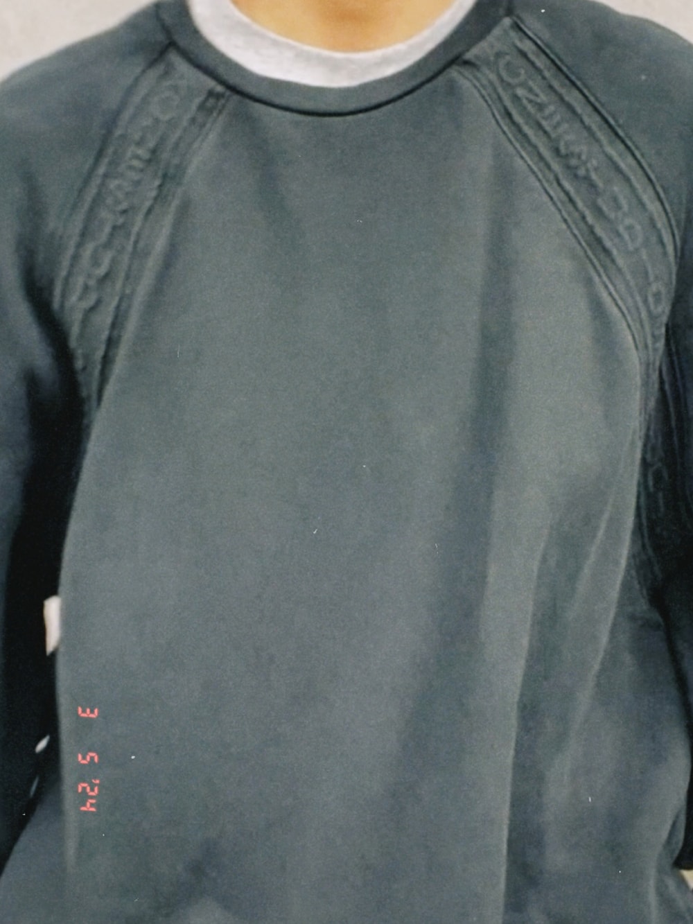 ブラック系のスウェット、グレー系のTシャツ/カットソー、グレー系のスラックスを着用したメンズの春コーディネートの5枚目の写真