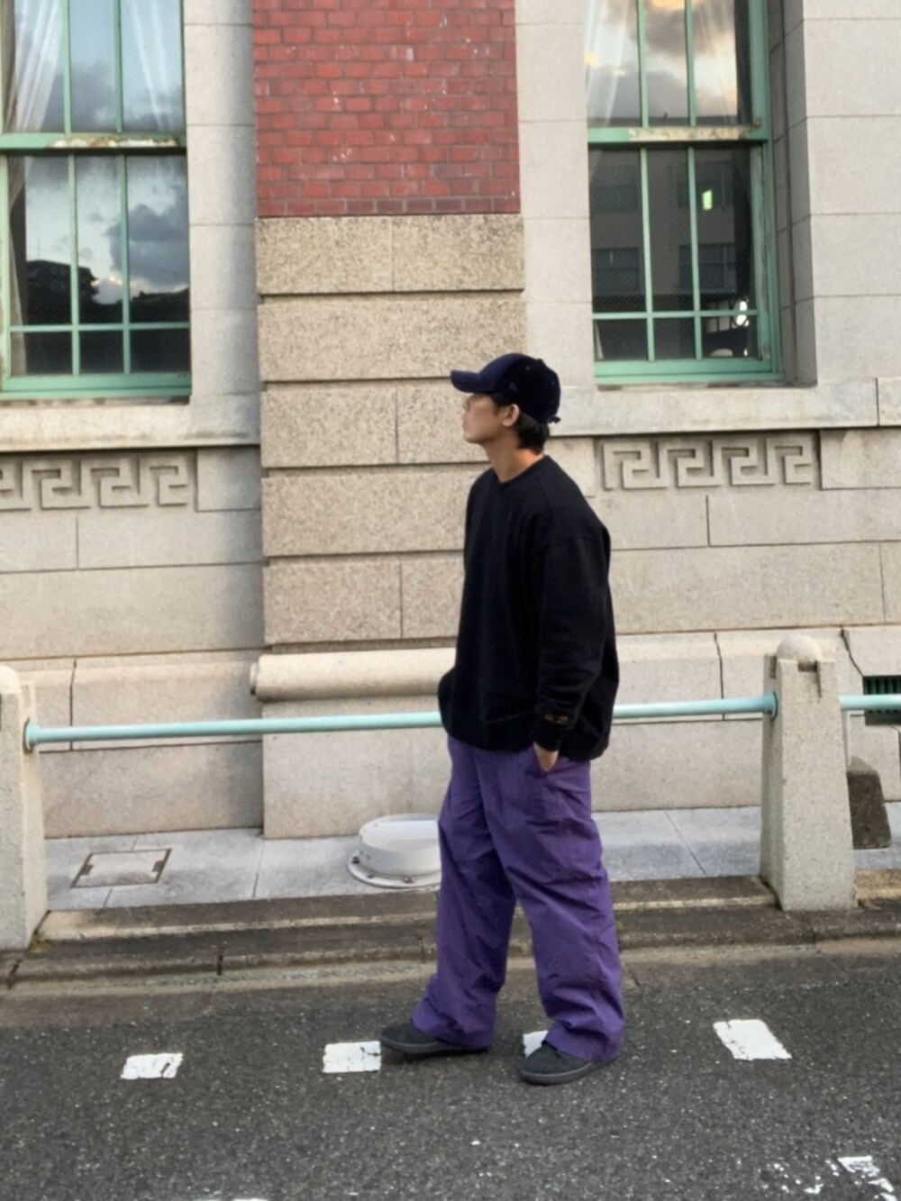 ブラック系のスウェット、ブラック系のスニーカー、ブルー系のキャップを着用したメンズの冬コーディネートの3枚目の写真