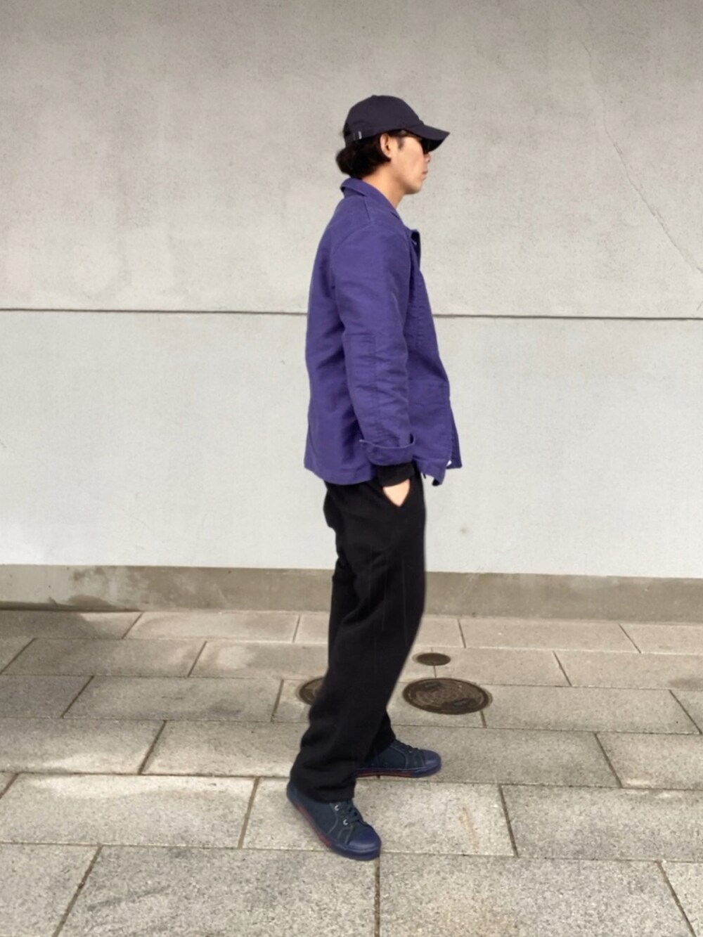 パープル系のカバーオール、ブラック系のTシャツ/カットソー、ブラック系のスウェットパンツを着用したメンズの冬コーディネートの3枚目の写真