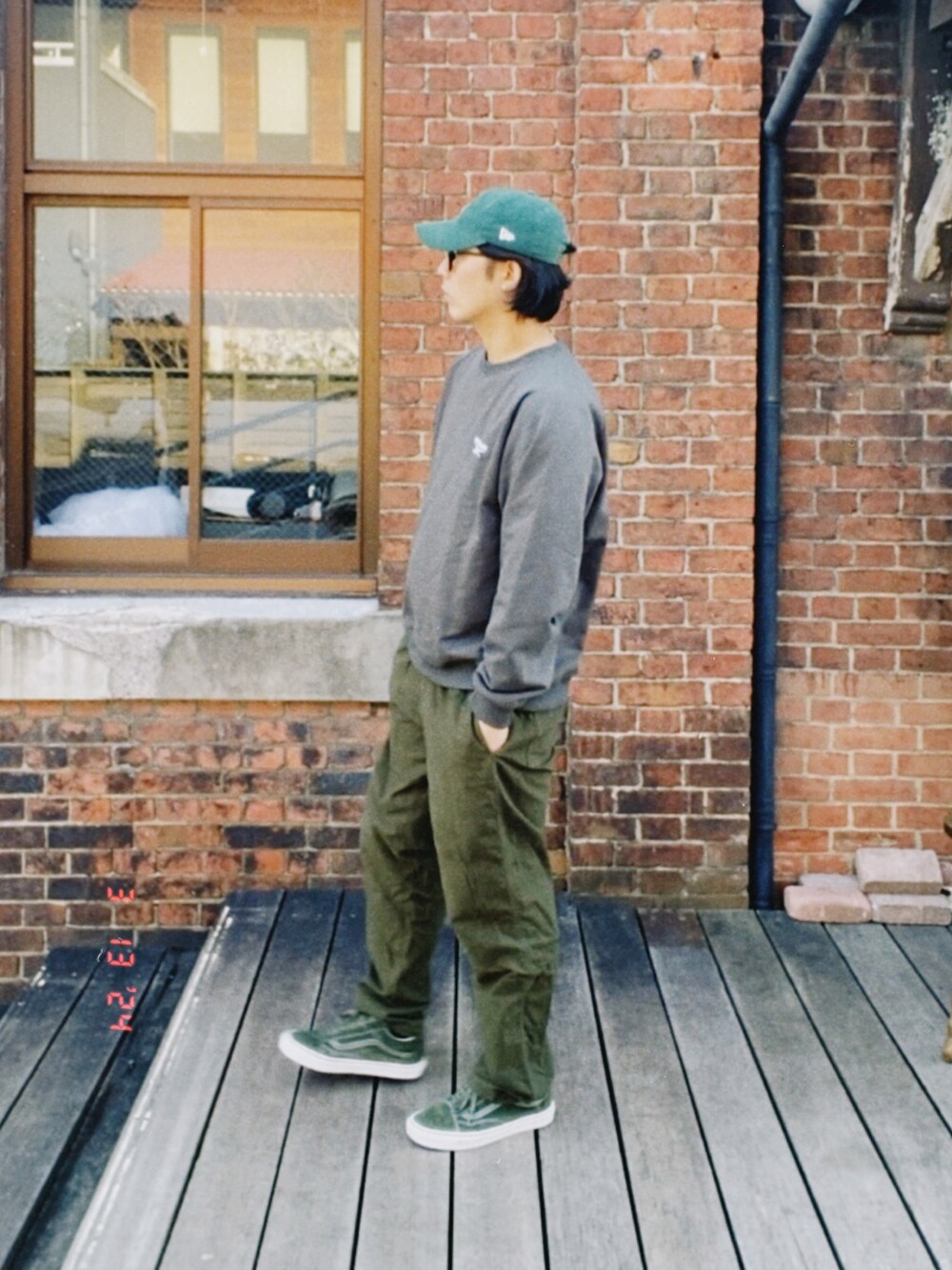 グレー系のスウェット、グリーン系のその他パンツ、グリーン系のスニーカーを着用したメンズの春コーディネートの2枚目の写真