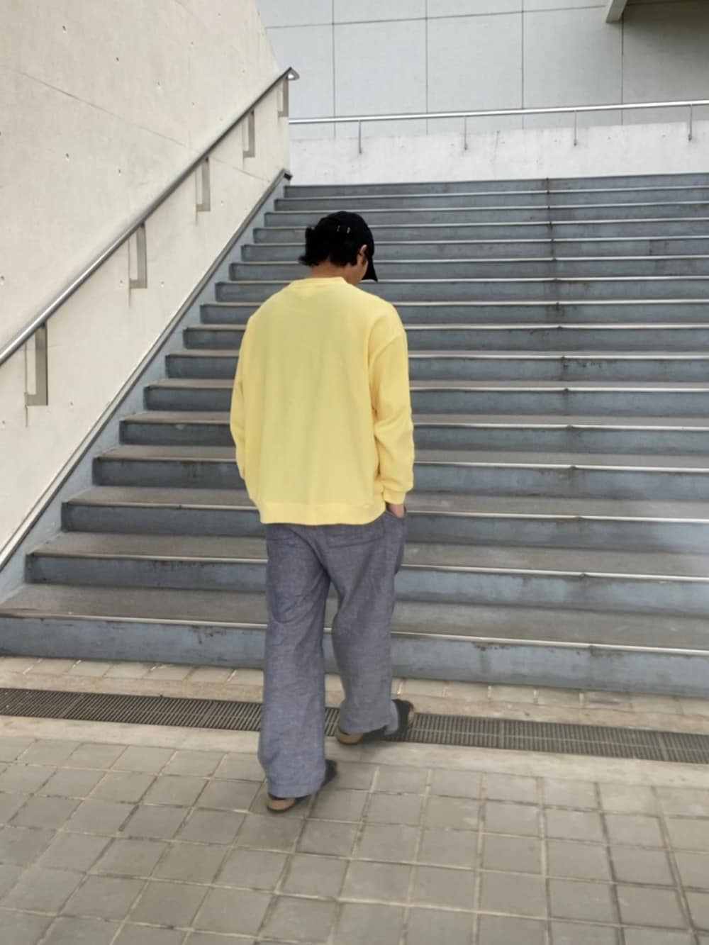 イエロー系のTシャツ/カットソー、ブルー系のその他パンツ、ブルー系のサンダルを着用したメンズの春コーディネートの4枚目の写真