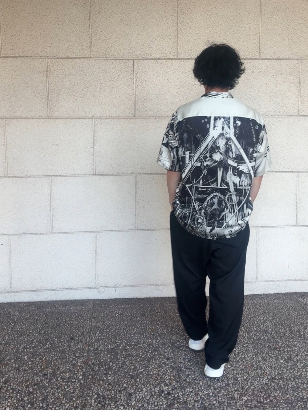 ホワイト系のシャツ/ブラウス、ブラック系のスラックス、ホワイト系のスニーカーを着用したメンズの夏コーディネートの4枚目の写真