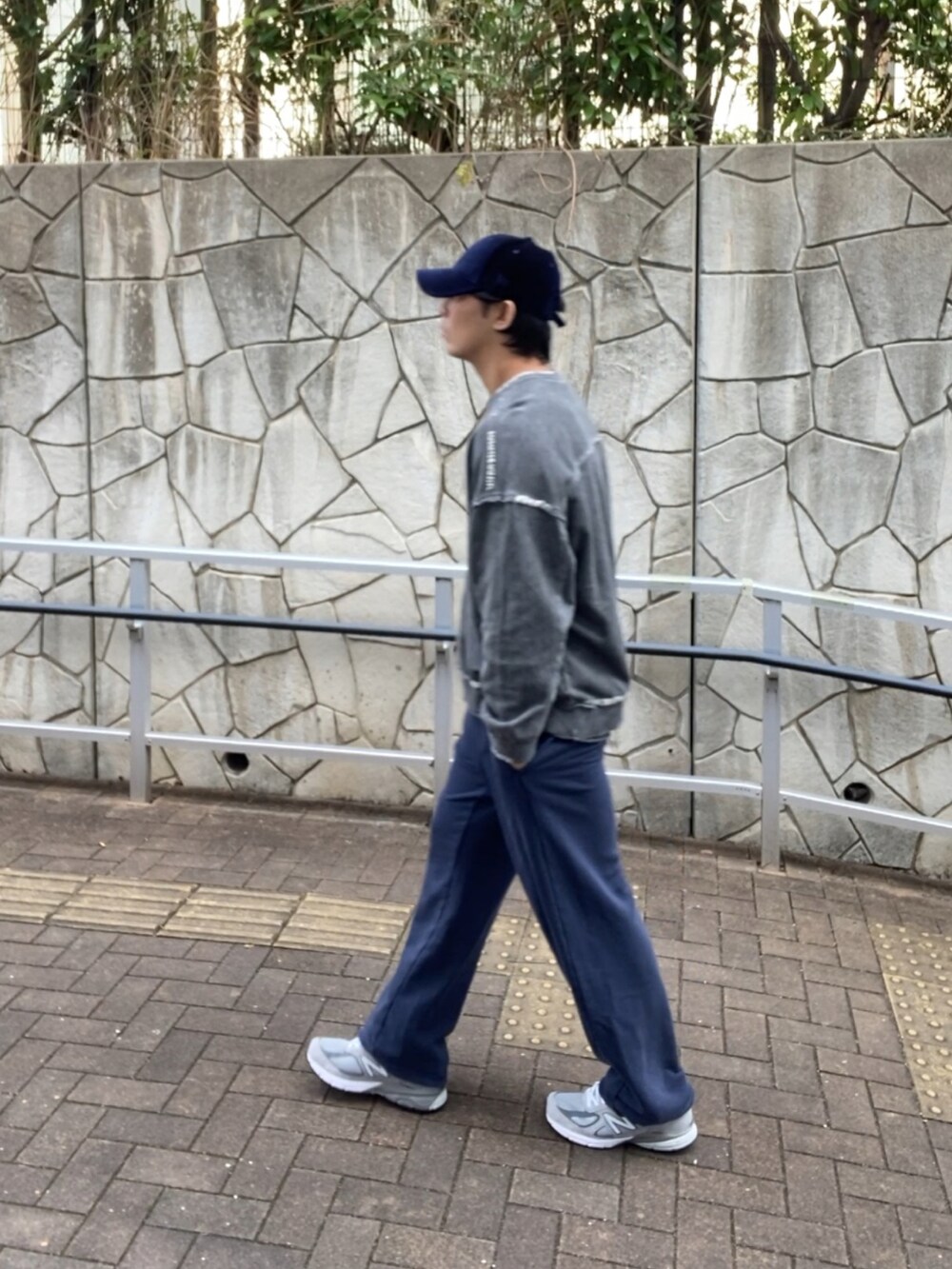 ブラック系のスウェット、ブルー系のスウェットパンツ、グレー系のスニーカーを着用したメンズの冬コーディネートの3枚目の写真