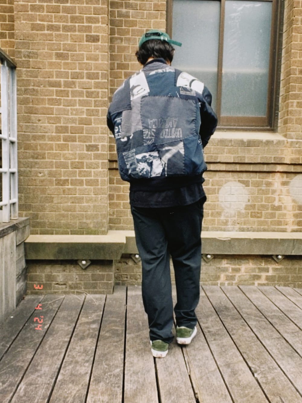 ブラック系のMA-1、ブラック系のTシャツ/カットソー、ブラック系のスラックスを着用したメンズの春コーディネートの3枚目の写真