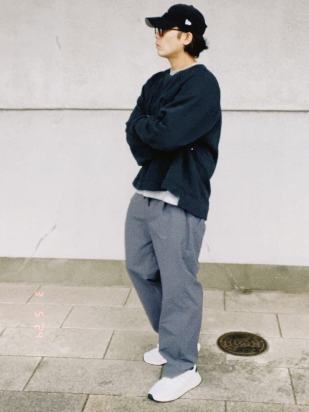 ブラック系のスウェット、グレー系のTシャツ/カットソー、グレー系のスラックスを着用したメンズの春コーディネートの3枚目の写真