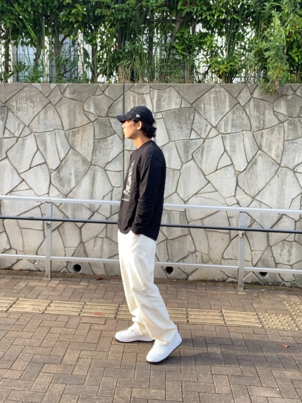 ホワイト系のその他パンツ、ホワイト系のスニーカー、ブラック系のTシャツ/カットソーを着用したメンズの夏コーディネートの3枚目の写真