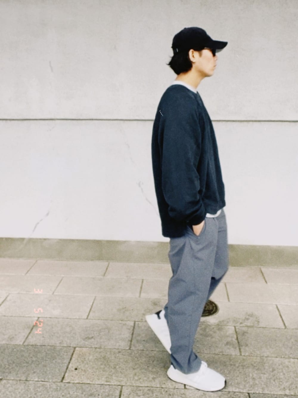 ブラック系のスウェット、グレー系のTシャツ/カットソー、グレー系のスラックスを着用したメンズの春コーディネートの2枚目の写真