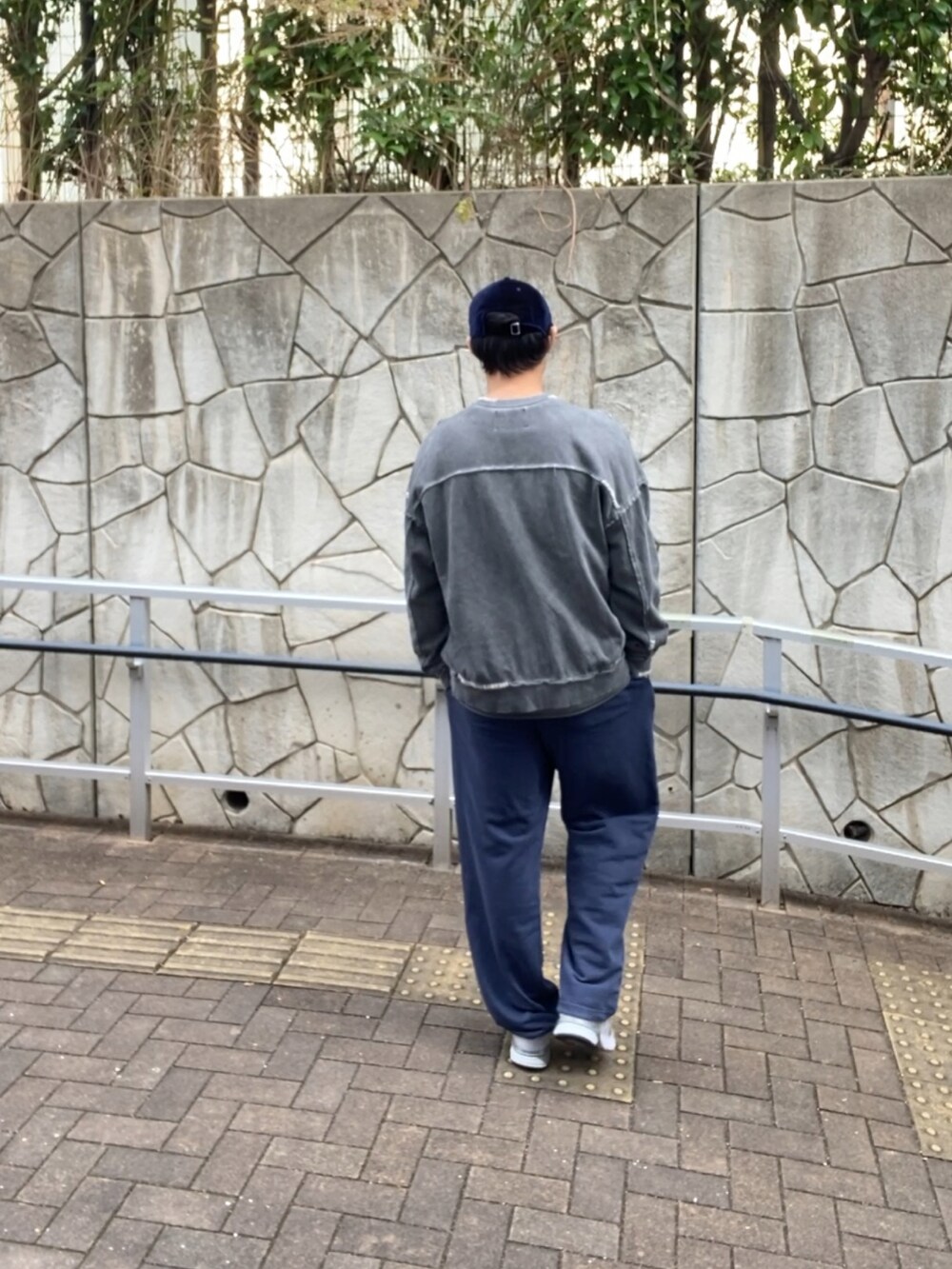 ブラック系のスウェット、ブルー系のスウェットパンツ、グレー系のスニーカーを着用したメンズの冬コーディネートの4枚目の写真