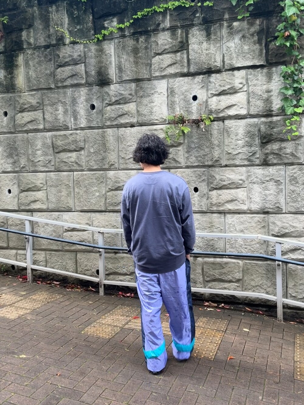 ブルー系のTシャツ/カットソー、パープル系のその他パンツ、ブラック系のスニーカーを着用したメンズの夏コーディネートの4枚目の写真