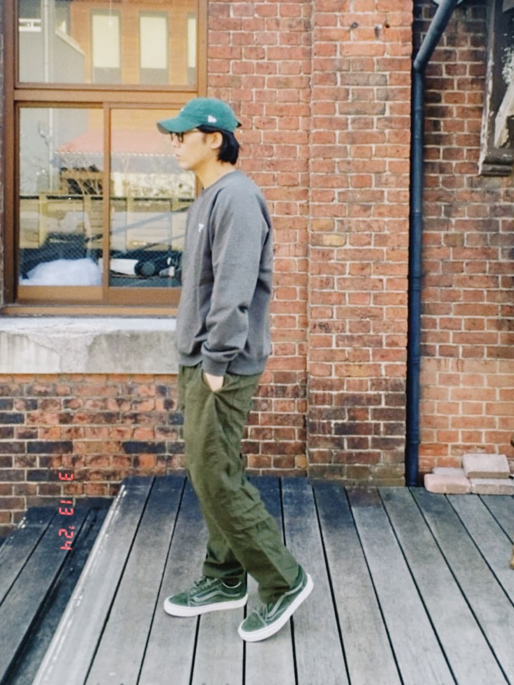 グレー系のスウェット、グリーン系のその他パンツ、グリーン系のスニーカーを着用したメンズの春コーディネートの3枚目の写真