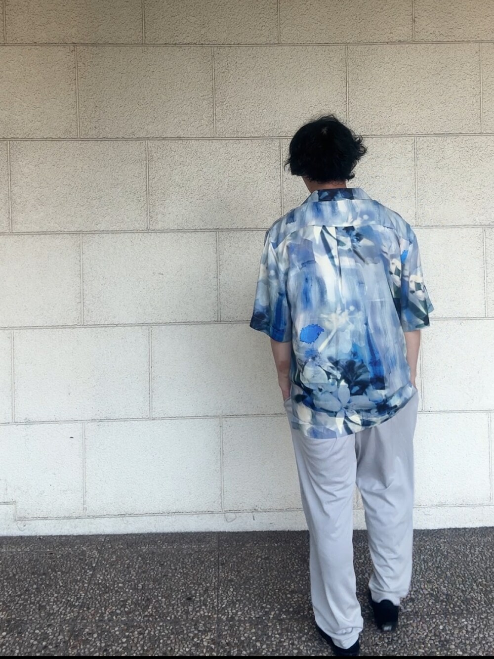 ブルー系のシャツ/ブラウス、グレー系のその他パンツ、ブラック系のスニーカーを着用したメンズの夏コーディネートの4枚目の写真