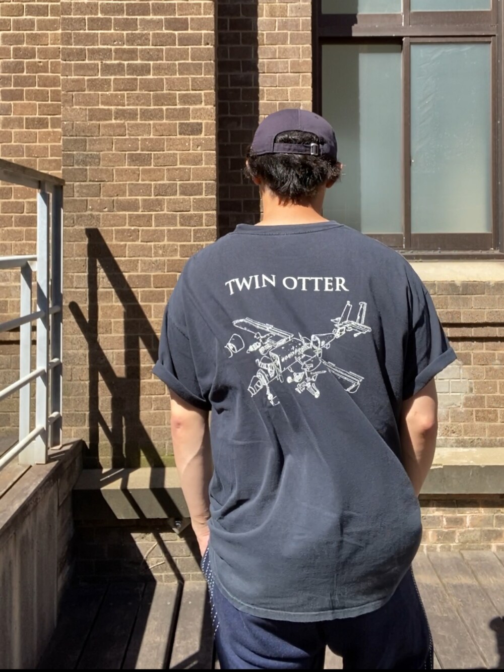 ブルー系のスウェットパンツ、ブルー系のサンダル、ブルー系のキャップを着用したメンズの夏コーディネートの4枚目の写真