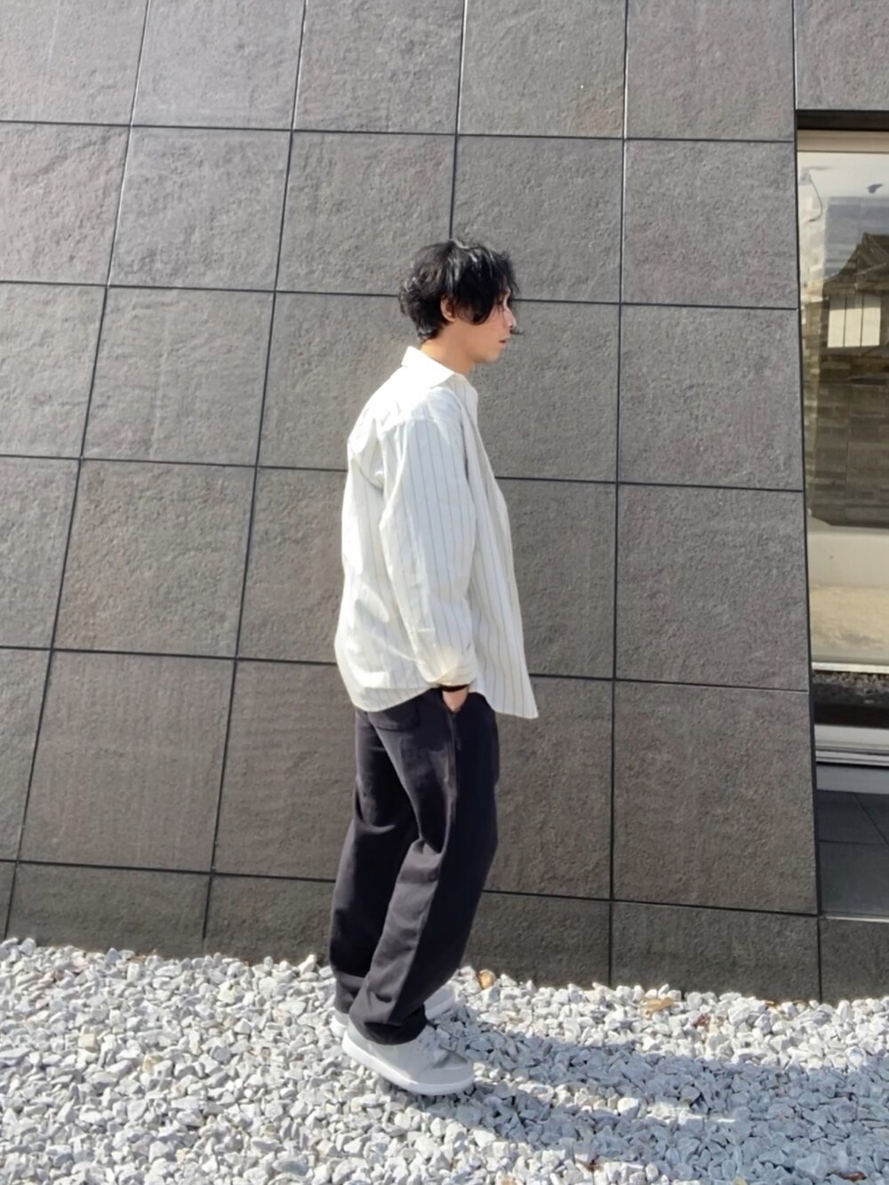 ホワイト系のシャツ/ブラウス、ブラック系のTシャツ/カットソー、ブラック系のスウェットパンツを着用したメンズの春コーディネートの2枚目の写真