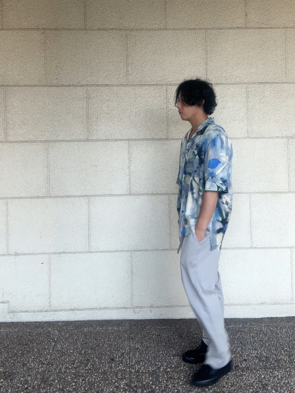 ブルー系のシャツ/ブラウス、グレー系のその他パンツ、ブラック系のスニーカーを着用したメンズの夏コーディネートの3枚目の写真