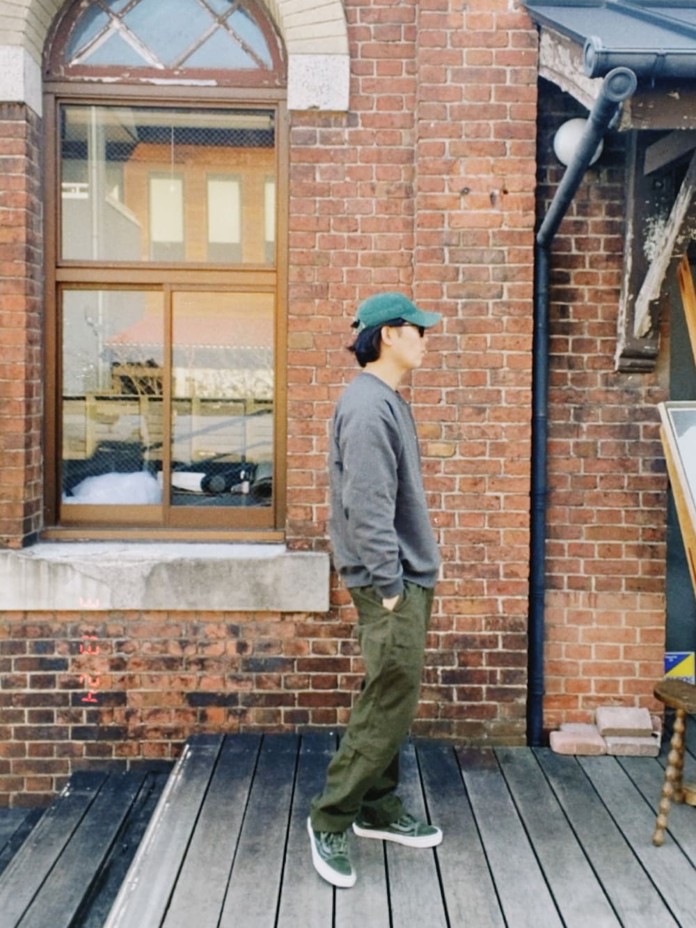 グレー系のスウェット、グリーン系のその他パンツ、グリーン系のスニーカーを着用したメンズの春コーディネートの4枚目の写真