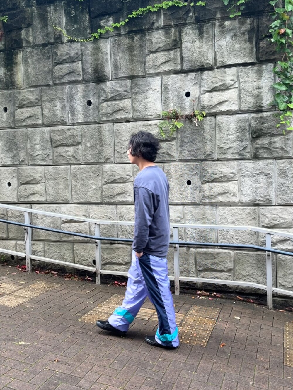ブルー系のTシャツ/カットソー、パープル系のその他パンツ、ブラック系のスニーカーを着用したメンズの夏コーディネートの3枚目の写真