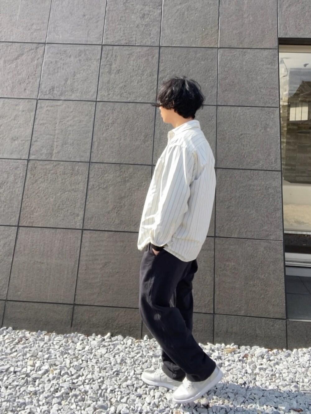 ホワイト系のシャツ/ブラウス、ブラック系のTシャツ/カットソー、ブラック系のスウェットパンツを着用したメンズの春コーディネートの3枚目の写真