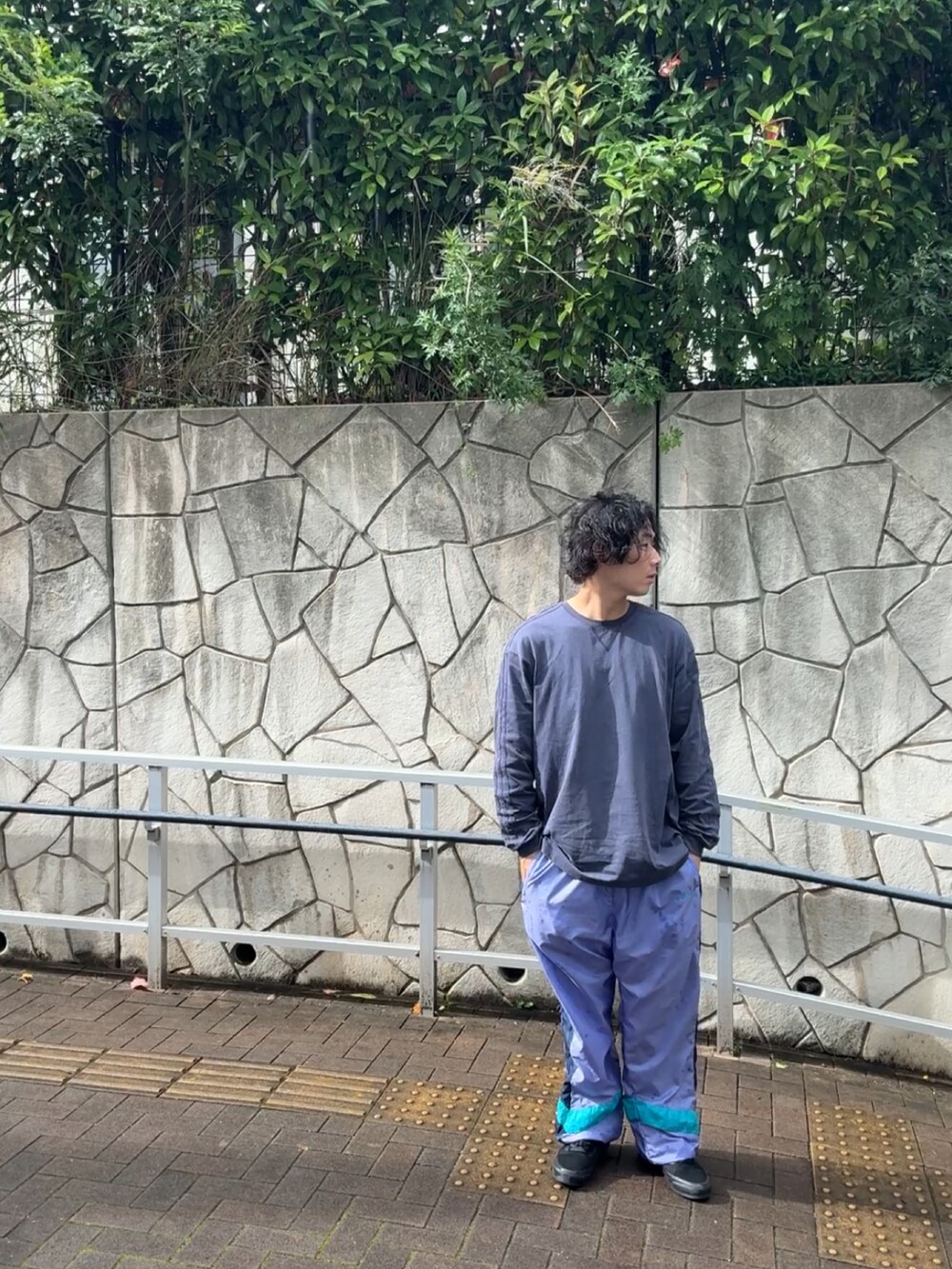 ブルー系のTシャツ/カットソー、パープル系のその他パンツ、ブラック系のスニーカーを着用したメンズの夏コーディネートの2枚目の写真