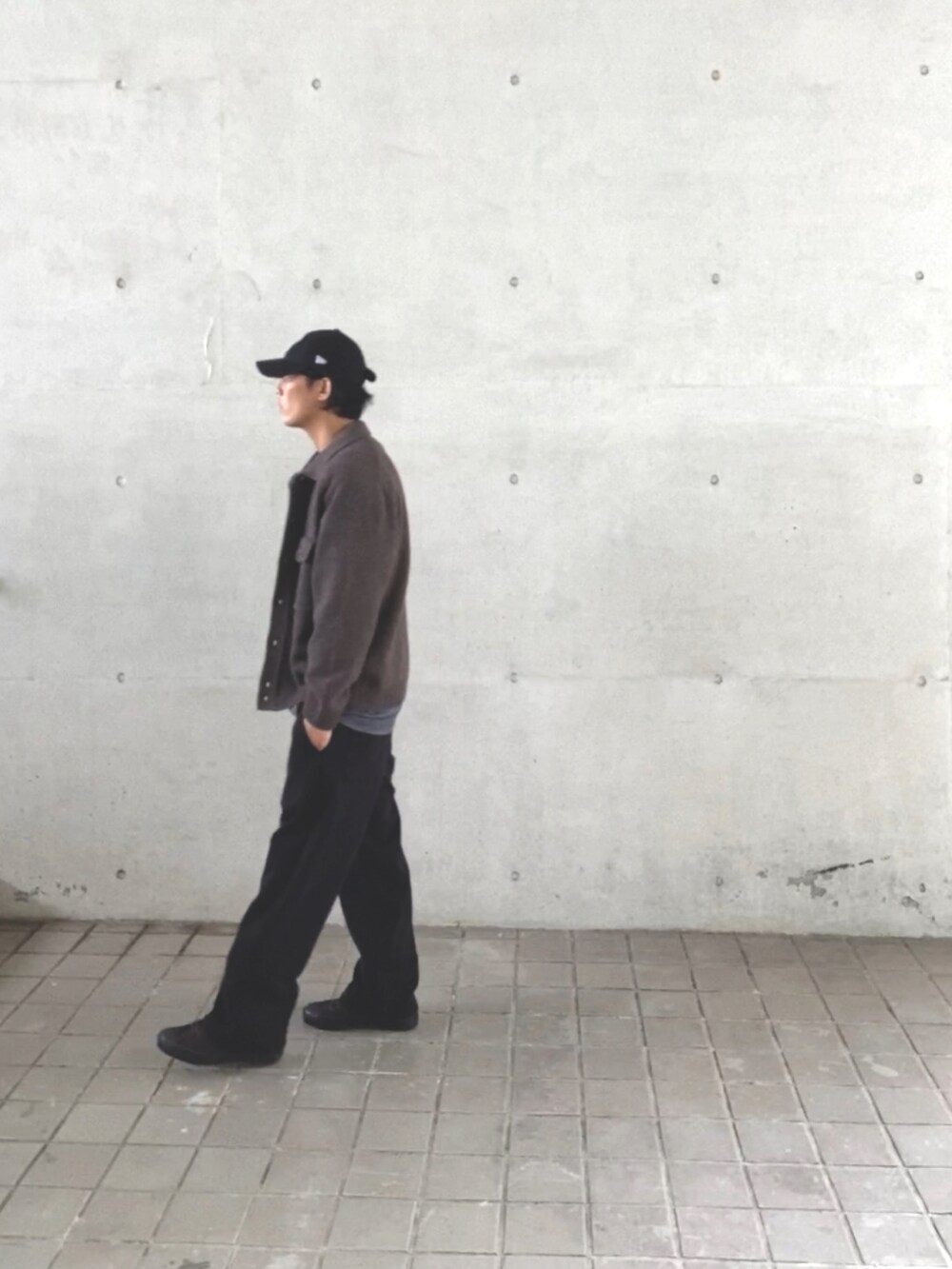 グレー系のTシャツ/カットソー、ブラウン系のその他アウター、ブラック系のスウェットパンツを着用したメンズの冬コーディネートの3枚目の写真