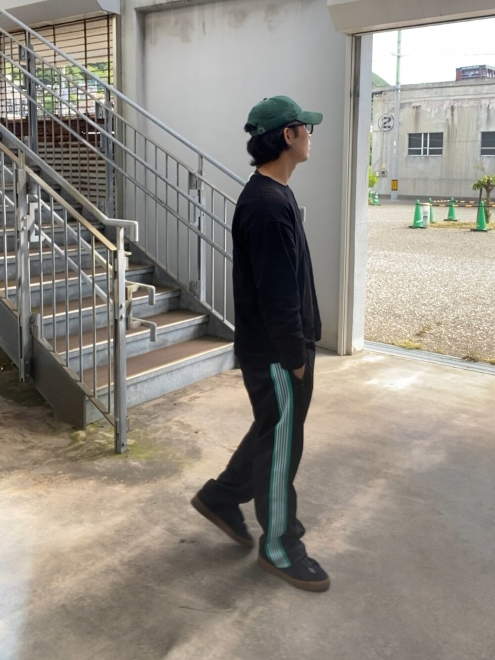 ブラック系のTシャツ/カットソー、ブラック系のその他パンツ、ブラック系のスニーカーを着用したメンズの春コーディネートの3枚目の写真