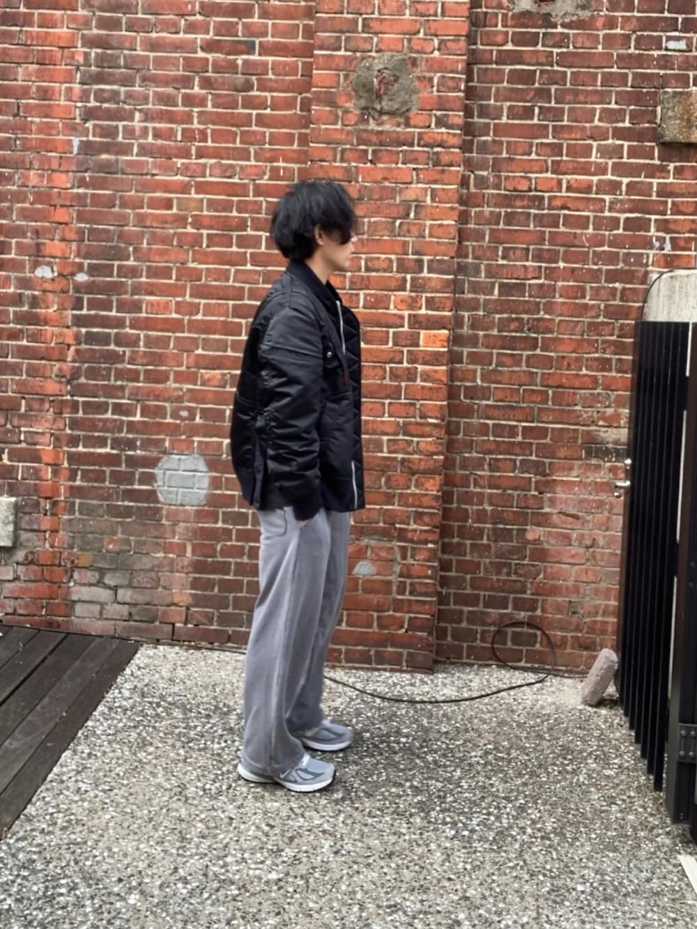 ブラック系のMA-1、グレー系のスウェットパンツ、グレー系のスニーカーを着用したメンズの春コーディネートの3枚目の写真