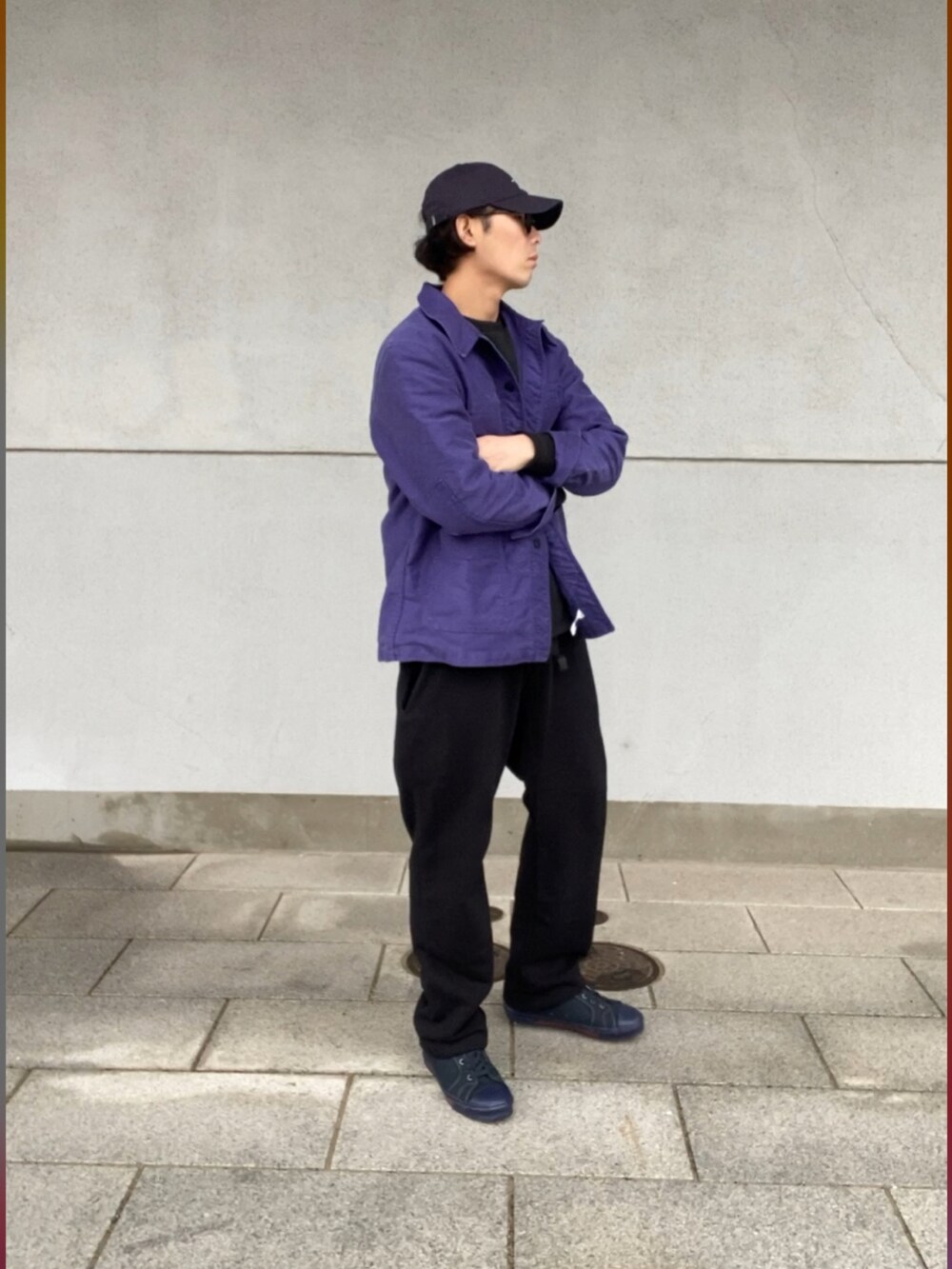 パープル系のカバーオール、ブラック系のTシャツ/カットソー、ブラック系のスウェットパンツを着用したメンズの冬コーディネートの2枚目の写真