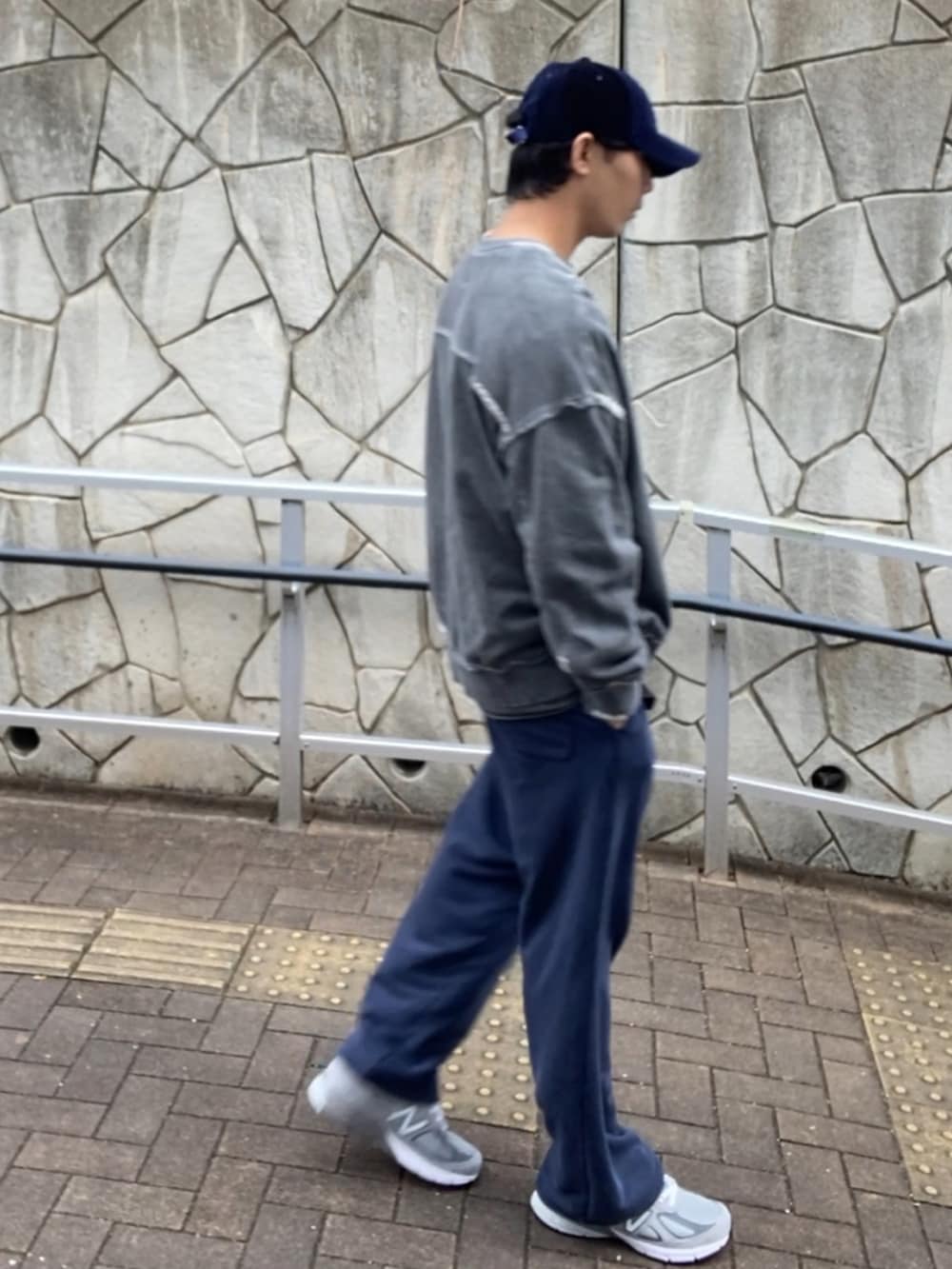 ブラック系のスウェット、ブルー系のスウェットパンツ、グレー系のスニーカーを着用したメンズの冬コーディネートの2枚目の写真