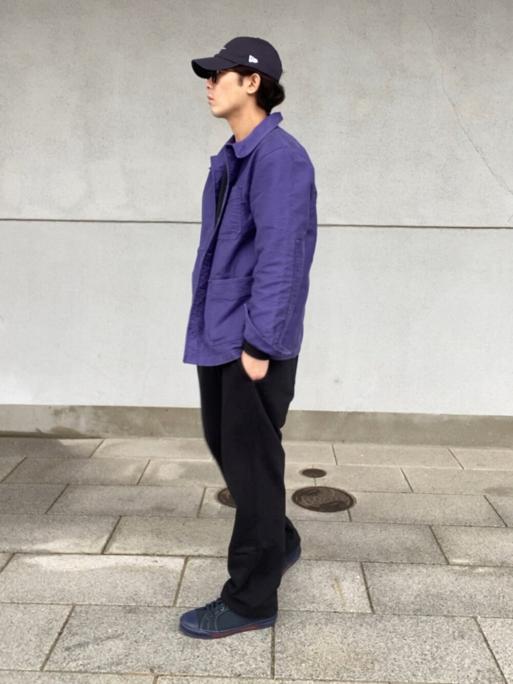 パープル系のカバーオール、ブラック系のTシャツ/カットソー、ブラック系のスウェットパンツを着用したメンズの冬コーディネートの4枚目の写真